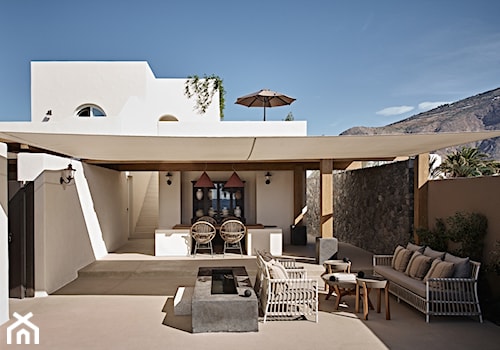 Hotel na greckiej wyspie - Duży z podłoga z płyt betonowych z meblami ogrodowymi taras z tyłu domu, styl nowoczesny - zdjęcie od Homebook Design