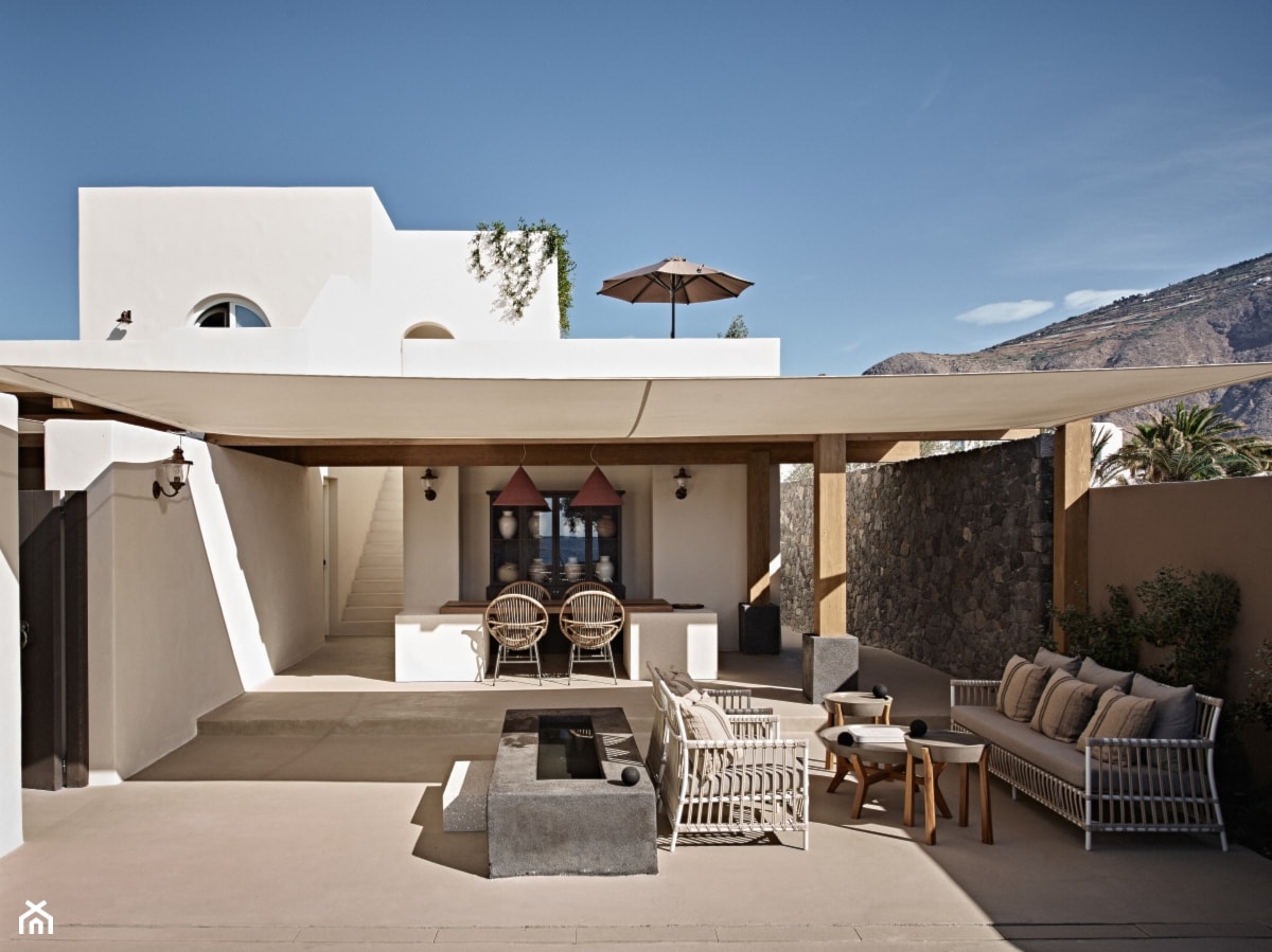 Hotel na greckiej wyspie - Duży z podłoga z płyt betonowych z meblami ogrodowymi taras z tyłu domu, styl nowoczesny - zdjęcie od Homebook Design - Homebook
