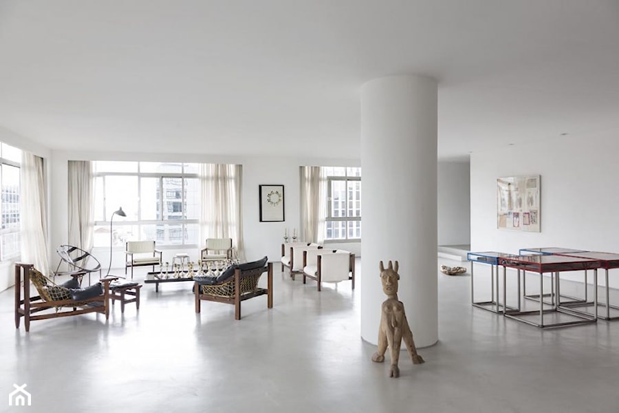 Dom kolekcjonera sztuki - Duży biały salon - zdjęcie od Homebook Design