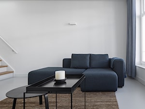 Dom numer 13. Minimalizm na cztery barwy - Duży biały salon, styl minimalistyczny - zdjęcie od Homebook Design