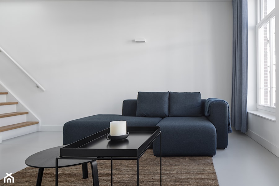 Dom numer 13. Minimalizm na cztery barwy - Duży biały salon, styl minimalistyczny - zdjęcie od Homebook Design