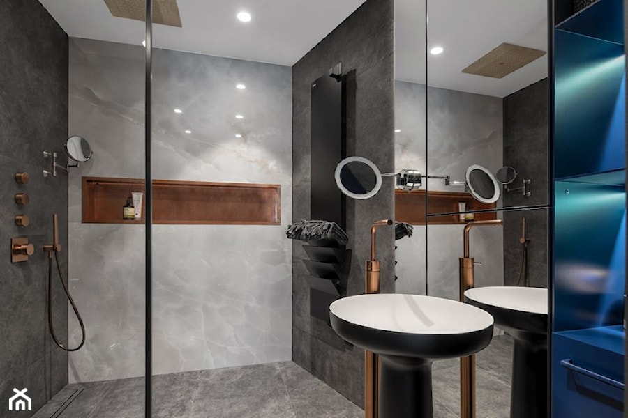 Kąpiele i sny za szkłem - Średnia bez okna z lustrem z marmurową podłogą z punktowym oświetleniem łazienka, styl industrialny - zdjęcie od Homebook Design