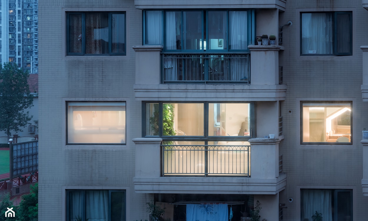 duże okna w szanghajskim mieszkaniu
