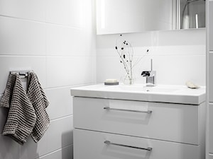 Mieszkać po szwedzku - Mała z lustrem łazienka, styl skandynawski - zdjęcie od Homebook Design