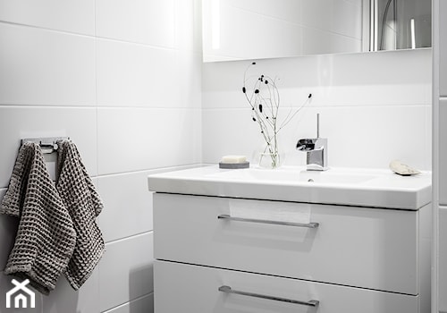 Mieszkać po szwedzku - Mała z lustrem łazienka, styl skandynawski - zdjęcie od Homebook Design