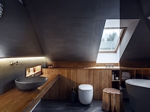 Dom w Trójmieście - Średnia na poddaszu z lustrem łazienka z oknem - zdjęcie od Homebook Design