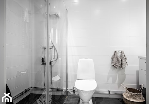 Mieszkać po szwedzku - Średnia bez okna łazienka, styl skandynawski - zdjęcie od Homebook Design