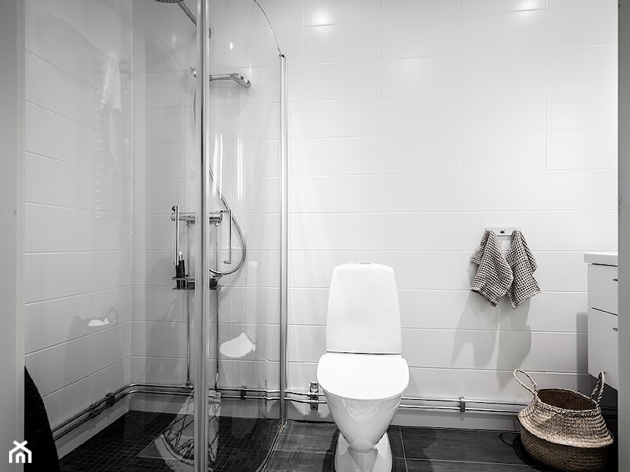 Mieszkać po szwedzku - Średnia bez okna łazienka, styl skandynawski - zdjęcie od Homebook Design