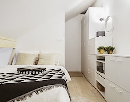 Dom za 100 tys. zł! - Mała biała sypialnia na poddaszu - zdjęcie od Homebook Design - Homebook