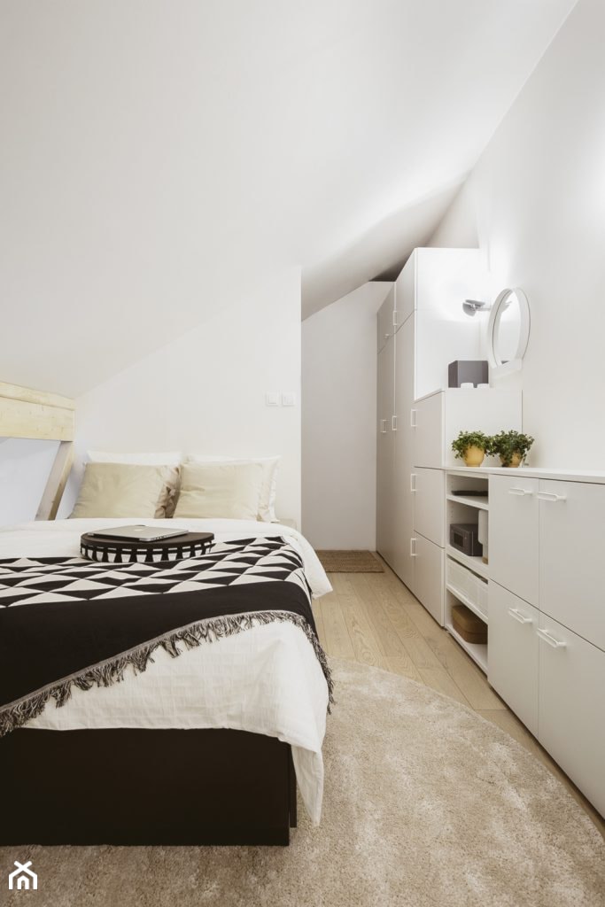 Dom za 100 tys. zł! - Mała biała sypialnia na poddaszu - zdjęcie od Homebook Design