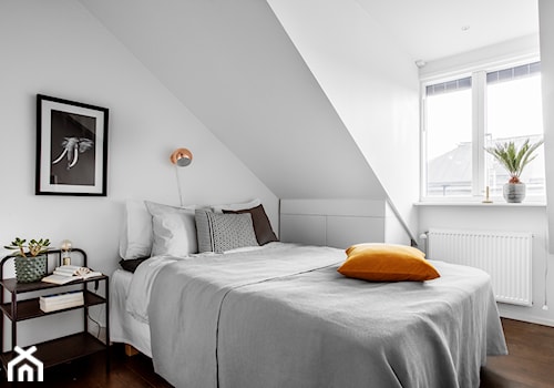 Biel i drewno w Sztokholmie - Mała biała sypialnia na poddaszu - zdjęcie od Homebook Design