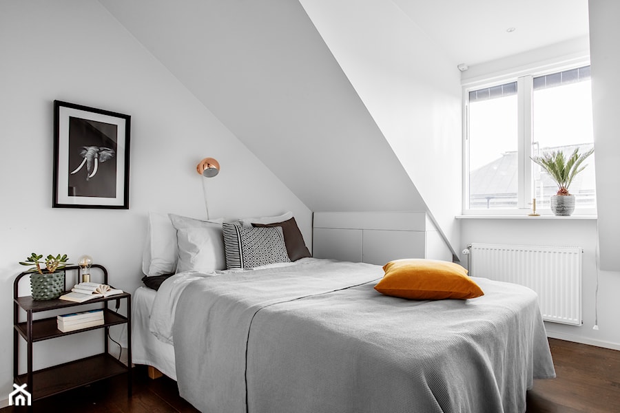 Biel i drewno w Sztokholmie - Mała biała sypialnia na poddaszu - zdjęcie od Homebook Design