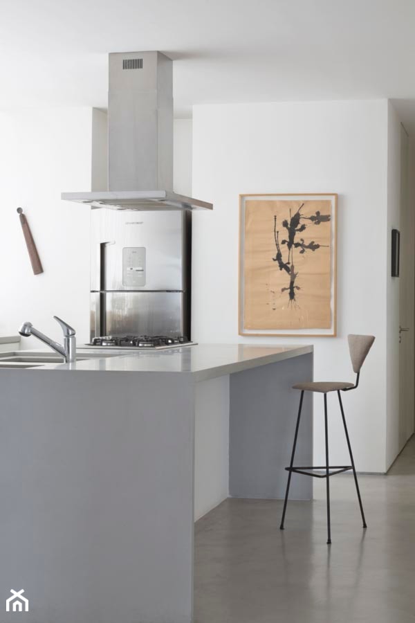 Dom kolekcjonera sztuki - Otwarta biała z podblatowym zlewozmywakiem kuchnia jednorzędowa z wyspą lub półwyspem - zdjęcie od Homebook Design