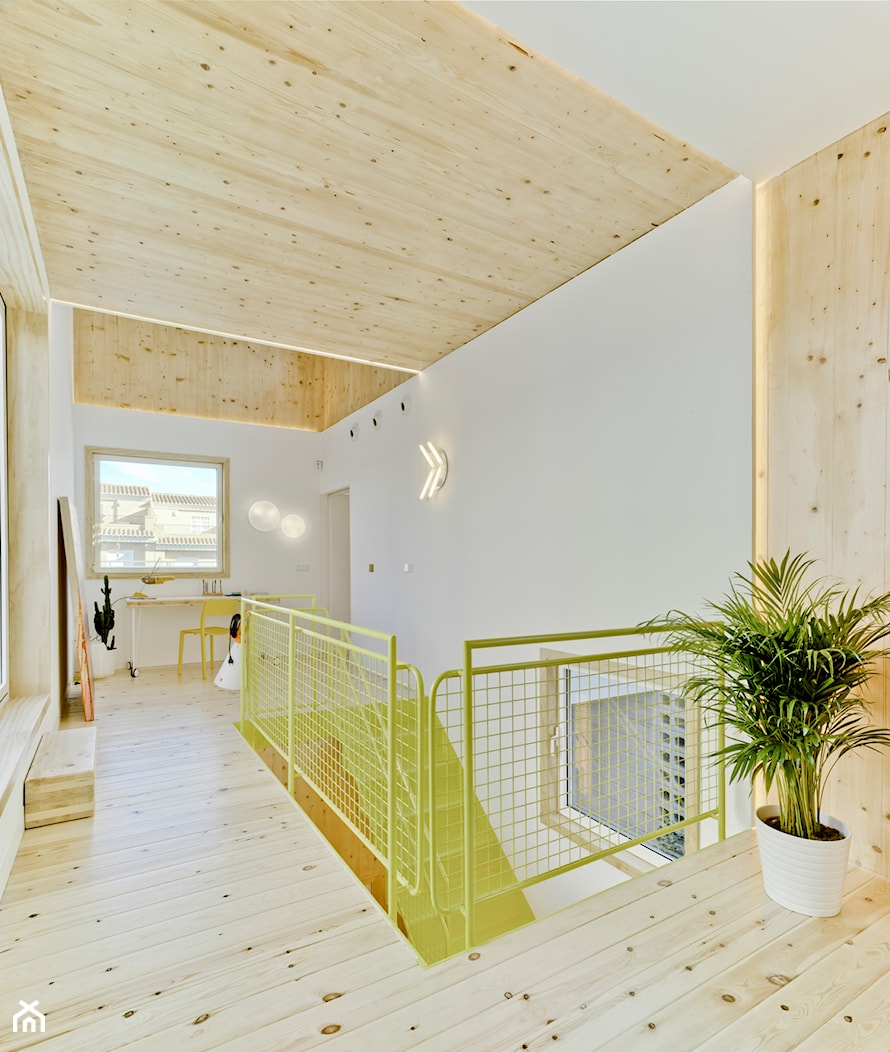 Przyjazny dom w Sagunto - Duży biały hol / przedpokój, styl nowoczesny - zdjęcie od Homebook Design - Homebook