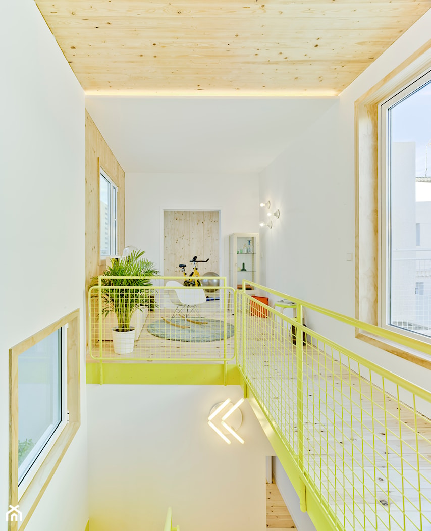 Przyjazny dom w Sagunto - Średni biały hol / przedpokój, styl nowoczesny - zdjęcie od Homebook Design - Homebook