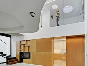 Nowoczesny dwupoziomowy dom - Mały biały salon, styl nowoczesny - zdjęcie od Homebook Design