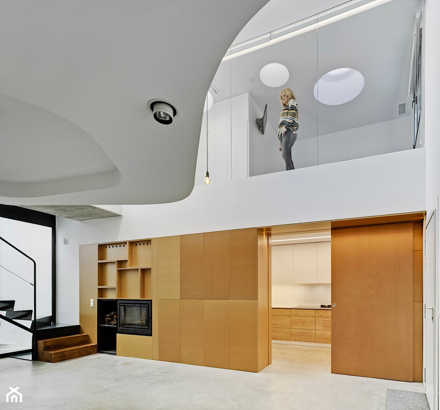 Nowoczesny dwupoziomowy dom - Mały biały salon, styl nowoczesny - zdjęcie od Homebook Design