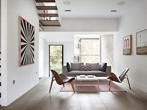 Wąskie mieszkanie - Średni biały salon - zdjęcie od Homebook Design