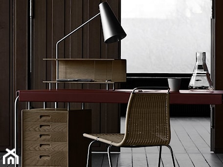Aranżacje wnętrz - Biuro: Ponadczasowe biurko Arne Jacobsena - Biuro - Homebook Design. Przeglądaj, dodawaj i zapisuj najlepsze zdjęcia, pomysły i inspiracje designerskie. W bazie mamy już prawie milion fotografii!