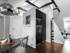 Biel i drewno w Sztokholmie - Mała otwarta szara z zabudowaną lodówką kuchnia jednorzędowa - zdjęcie od Homebook Design