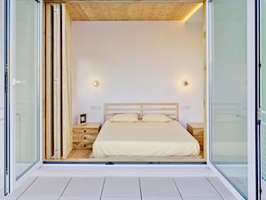 Przyjazny dom w Sagunto - Mała biała sypialnia z balkonem / tarasem, styl nowoczesny - zdjęcie od Homebook Design