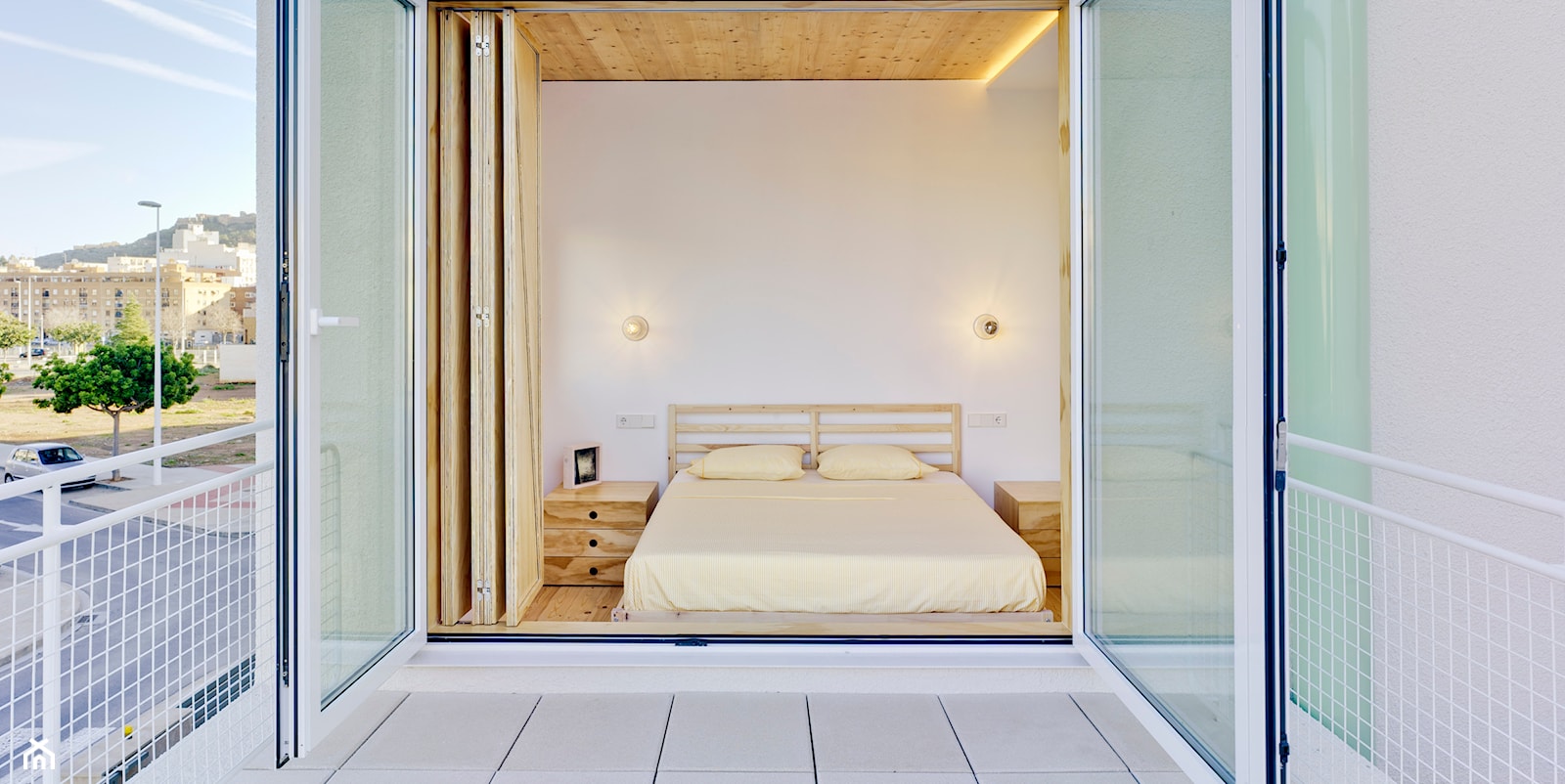Przyjazny dom w Sagunto - Mała biała sypialnia z balkonem / tarasem, styl nowoczesny - zdjęcie od Homebook Design - Homebook