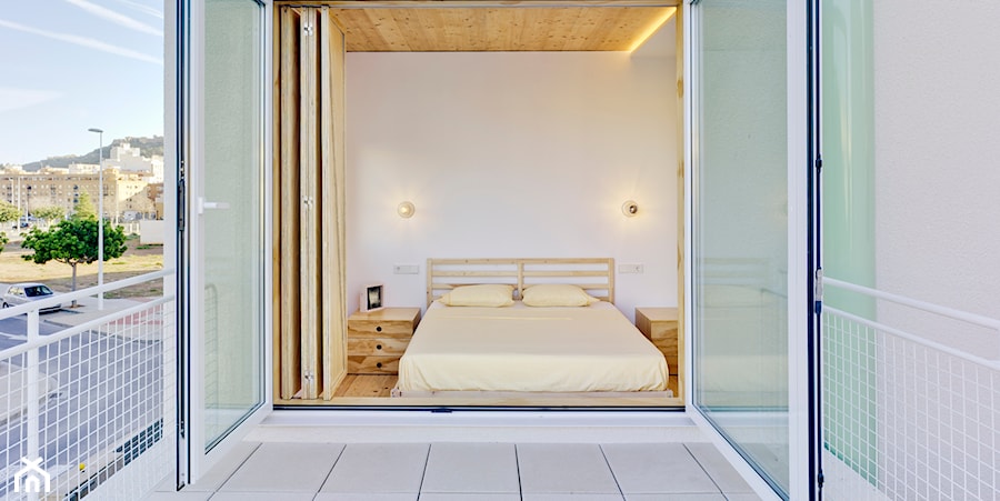 Przyjazny dom w Sagunto - Mała biała sypialnia z balkonem / tarasem, styl nowoczesny - zdjęcie od Homebook Design