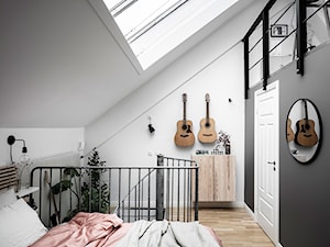 Mieszkać po szwedzku - Średnia biała szara sypialnia na poddaszu, styl skandynawski - zdjęcie od Homebook Design