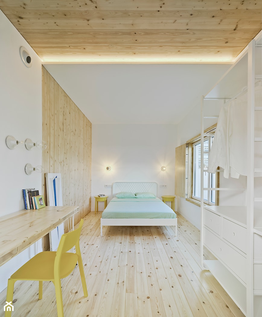 Przyjazny dom w Sagunto - Duża beżowa biała z biurkiem sypialnia, styl nowoczesny - zdjęcie od Homebook Design - Homebook
