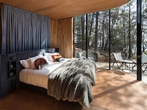 Dom w buszu - Średnia sypialnia z balkonem / tarasem - zdjęcie od Homebook Design