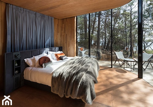 Dom w buszu - Średnia sypialnia z balkonem / tarasem - zdjęcie od Homebook Design