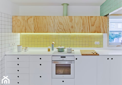 Przyjazny dom w Sagunto - Średnia zamknięta z kamiennym blatem biała z zabudowaną lodówką kuchnia jednorzędowa z oknem, styl nowoczesny - zdjęcie od Homebook Design