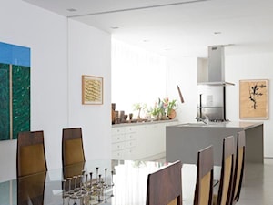Dom kolekcjonera sztuki - Duża biała jadalnia w kuchni - zdjęcie od Homebook Design