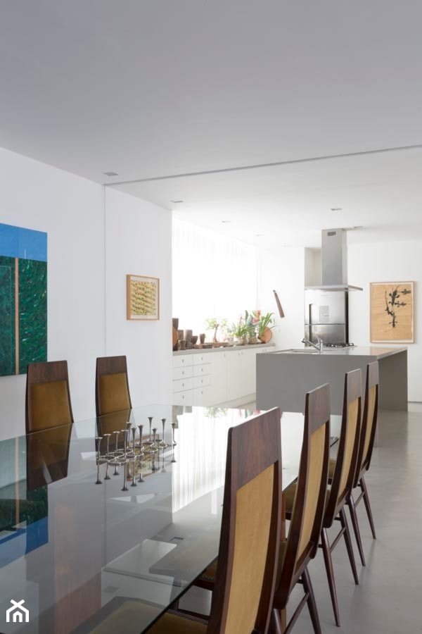 Dom kolekcjonera sztuki - Duża biała jadalnia w kuchni - zdjęcie od Homebook Design - Homebook