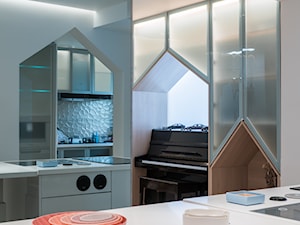Nietypowe mieszkanie, dla typowej rodziny - Średnia otwarta biała z zabudowaną lodówką kuchnia jednorzędowa z oknem, styl nowoczesny - zdjęcie od Homebook Design