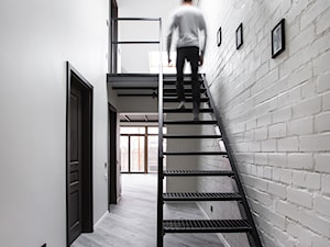 Minimalistyczny loft na Litwie - Schody, styl industrialny - zdjęcie od Homebook Design