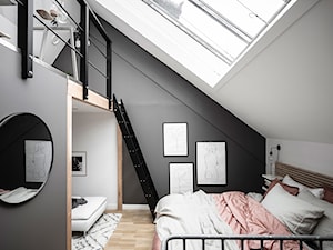Mieszkać po szwedzku - Średnia biała czarna szara sypialnia na poddaszu, styl skandynawski - zdjęcie od Homebook Design