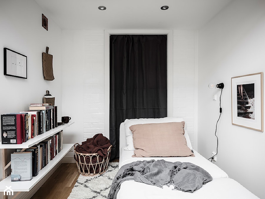 Mieszkać po szwedzku - Mała biała sypialnia, styl skandynawski - zdjęcie od Homebook Design