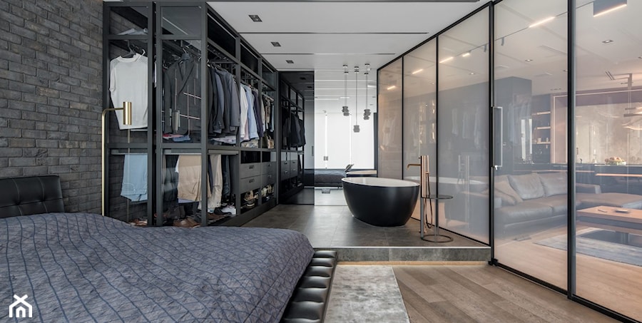 Kąpiele i sny za szkłem - Średnia sypialnia z garderobą z łazienką, styl industrialny - zdjęcie od Homebook Design