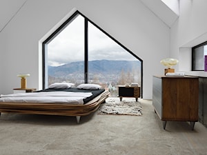 Kolekcja mebli Organique by Gie El - Średnia biała sypialnia na poddaszu, styl industrialny - zdjęcie od Homebook Design