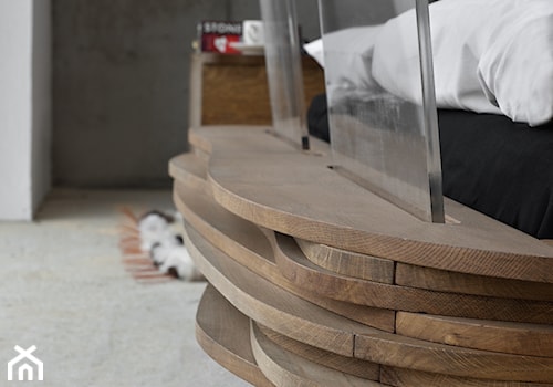 Kolekcja mebli Organique by Gie El - Mała szara sypialnia, styl minimalistyczny - zdjęcie od Homebook Design