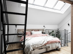 Mieszkać po szwedzku - Średnia biała czarna sypialnia na poddaszu, styl skandynawski - zdjęcie od Homebook Design