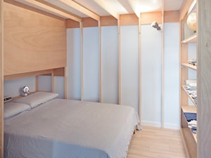 Małe mieszkanie z dwoma sypialniami - Mała szara sypialnia, styl nowoczesny - zdjęcie od Homebook Design