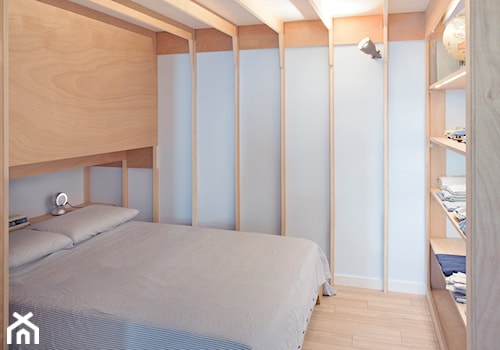 Małe mieszkanie z dwoma sypialniami - Mała szara sypialnia, styl nowoczesny - zdjęcie od Homebook Design
