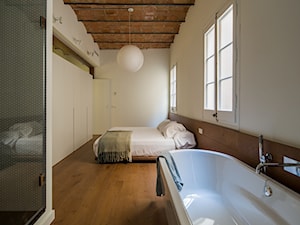 Dom luster w Barcelonie - Średnia biała sypialnia z łazienką, styl nowoczesny - zdjęcie od Homebook Design