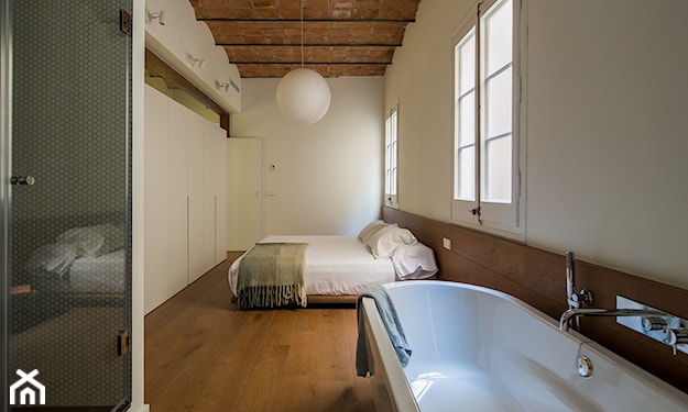 sypialnia z wanną, minimalistyczna sypialnia, szafa w zabudowie, sufit z cegły