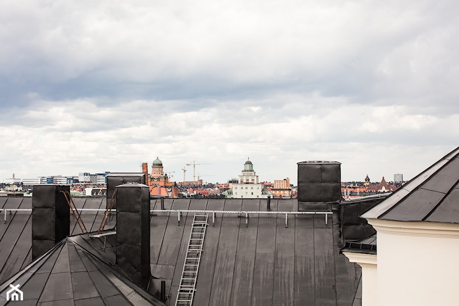 Biel i drewno w Sztokholmie - Taras - zdjęcie od Homebook Design