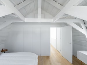 Dom numer 13. Minimalizm na cztery barwy - Średnia biała sypialnia na poddaszu, styl minimalistyczny - zdjęcie od Homebook Design