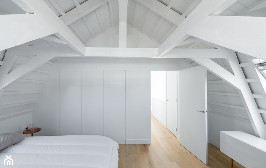 Dom numer 13. Minimalizm na cztery barwy - Średnia biała sypialnia na poddaszu, styl minimalistyczny - zdjęcie od Homebook Design