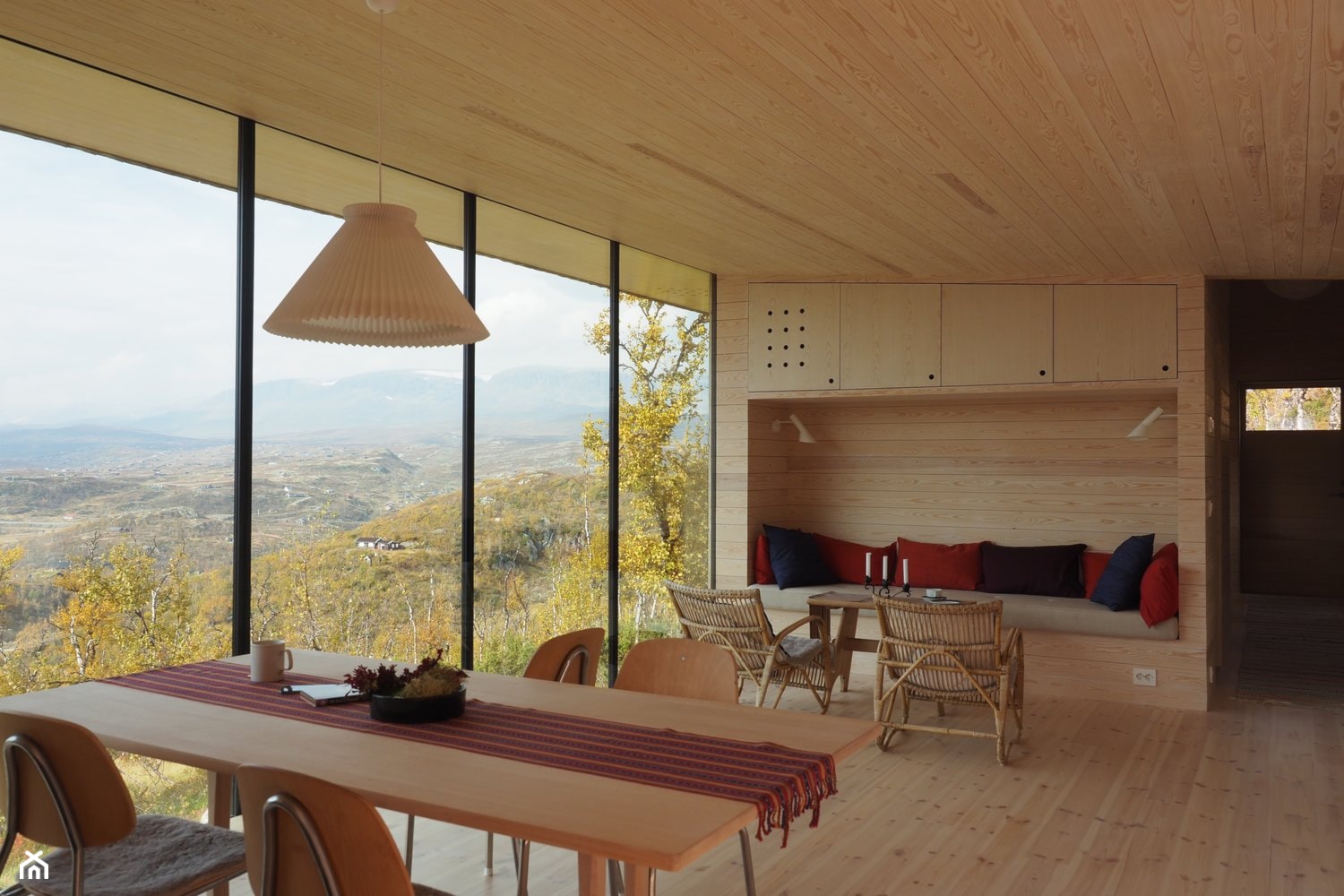 Drewniany dom za miastem - Średnia jadalnia jako osobne pomieszczenie - zdjęcie od Homebook Design - Homebook